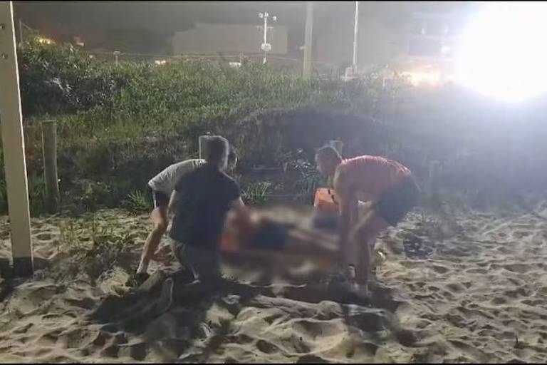 Mulher é socorrida após ser esfaqueada na praia da Barra da Tijuca