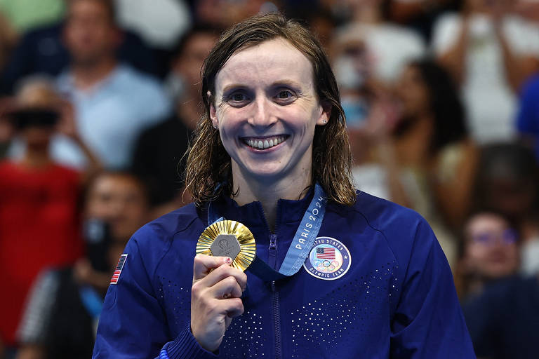 A nadadora Katie Ledecky, dos EUA, sorridente com ouro que ganhou nas Olimpíadas de Paris