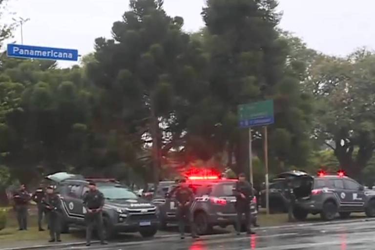 Concentração de viaturas e policiais militares da Rota no canteiro central da praça Panamericana