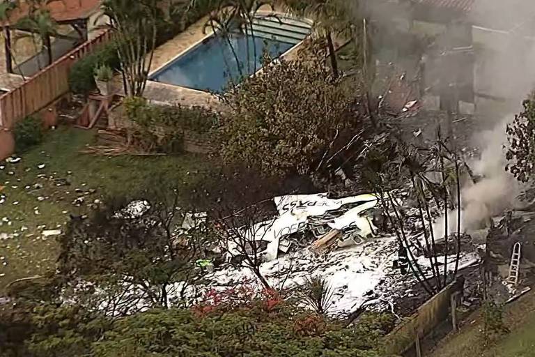 Um avião de médio porte caiu em Vinhedo, no interior de São Paulo, em uma área no bairro Capela