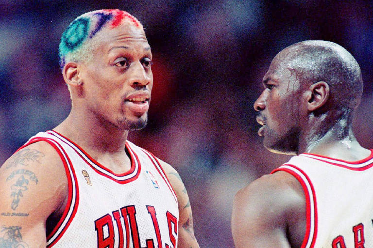 Dennis Rodman e Michael Jordan em jogo do Chicago Bulls na NBA, na temporada 1995/1996