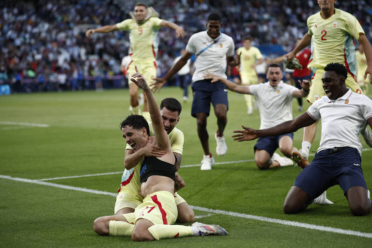 Atacante Sergio Camello comemora quinto gol da Espanha contra a França
