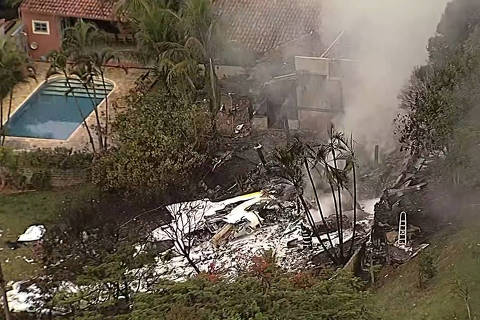 Todos os 62 corpos de vítimas de queda de avião em Vinhedo (SP) são resgatados