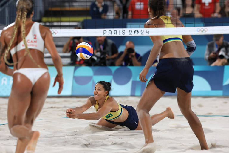 Observada por Ana Patrícia e pela canadense Brandie, Duda salta para fazer defesa na decisão do vôlei de praia dos Jogos Olímpicos de Paris