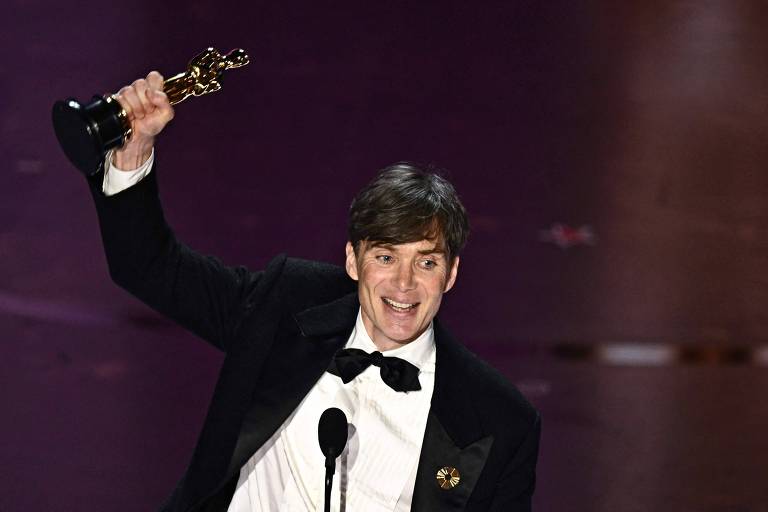 O ator Cillian Murphy usando uma gravata em laço no Oscar deste ano, em que recebeu o prêmio de Melhor Ator por 'Oppenheimer'