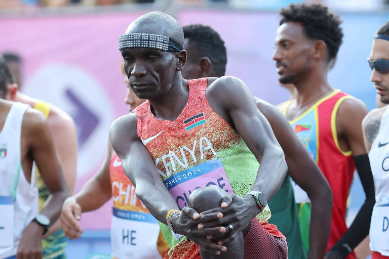 Eliud Kipchoge, do Quênia, se aquece antes da maratona nas Olimpíadas de Paris 