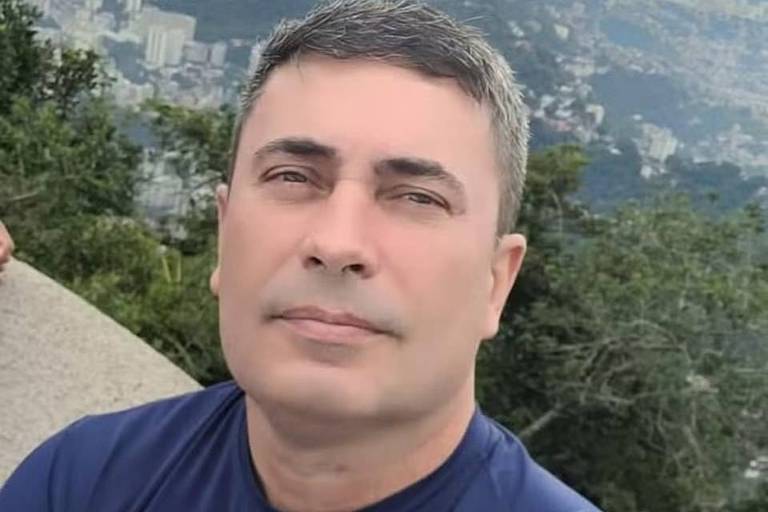 foto de rosto de homem de meia idade com fundo de árvores