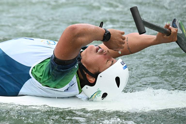 Deitada em sua canoa, a brasileira Ana Sátila mostra exaustão depois de acabar como quarta colocada na final da canoa individual na canoagem slalom das Olimpíadas de Paris