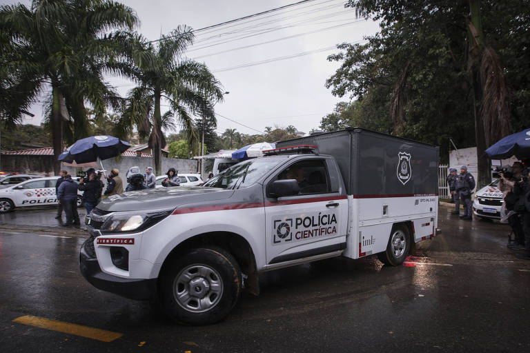 Carro da Polícia Científica aguarda próximo ao local onde o avião caiu, em Vinhedo (SP) 