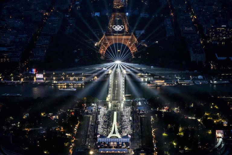 Torre Eiffel iluminada durante a cerimônia de abertura das Olimpíadas
