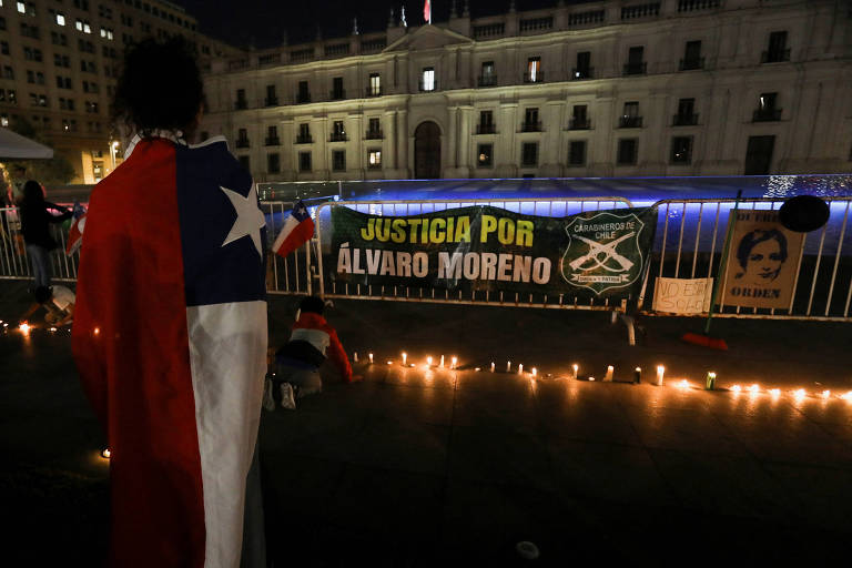 Manifestante protesta contra insegurança em frente ao Palácio de La Moneda, em Santiago, após mortes de policiais