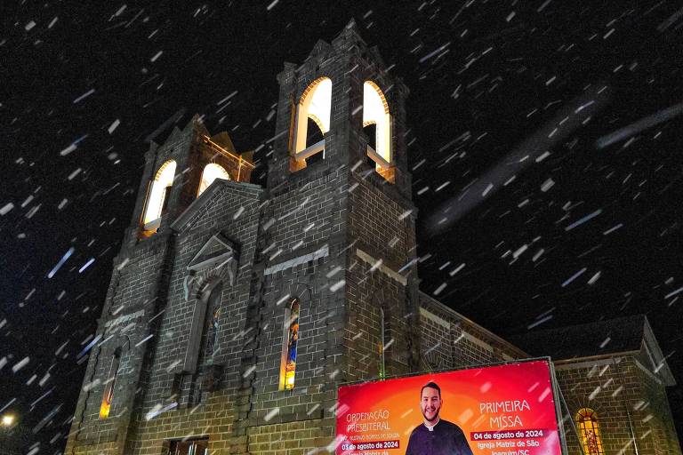 Imagem mostra neve caindo em área de igreja no município de São Joaquim, em Santa Catarina.