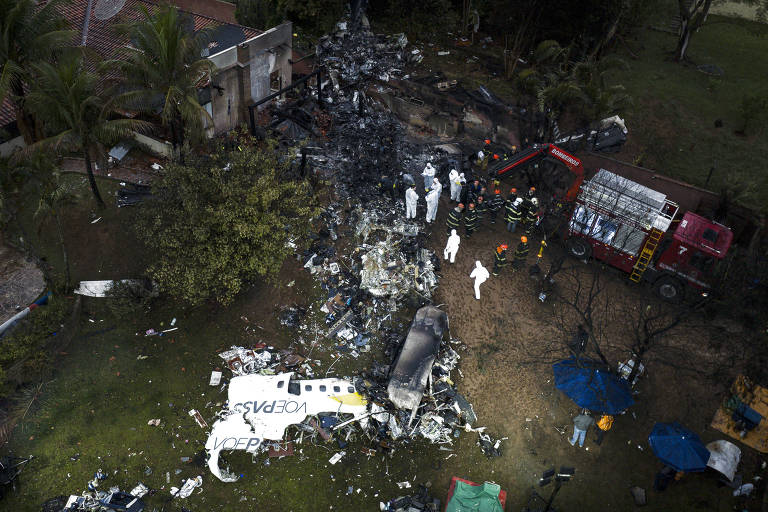 Um avião modelo ATR 72-500, da companhia aérea Voepass, que saiu de Cascavel (PR), e seguia para Guarulhos (SP), caiu dentro de um condomínio residencial no município de Vinhedo, interior de São Paulo, e deixou 62 mortos