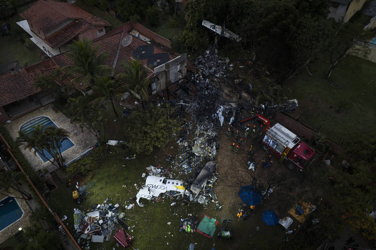 Avião ATR 72-500 cai em Vinhedo (SP) e 62 pessoas morrem