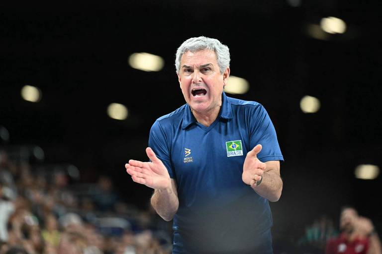 José Roberto Lages Guimarães durante partida de vôlei nas Olimpíadas de Paris-2024