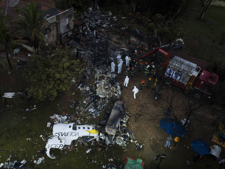 Um avião modelo ATR 72-500, da companhia aérea Voepass, que saiu de Cascavel (PR), e seguia para Guarulhos (SP), caiu dentro de um condomínio residencial no município de Vinhedo, interior de São Paulo, que deixou 62 mortos