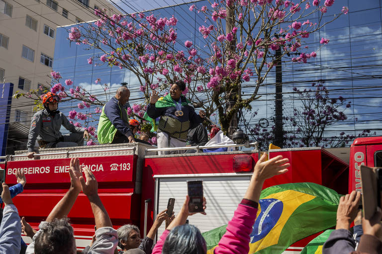 Bia Souza desfila pelas ruas de Peruíbe com sua medalha de ouro no peito