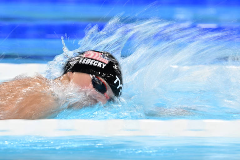 Usando touca com o nome "Ledecky inscrito nela, a norte-americana Katie Ledecky nada para o ouro nos 800 m livre na Arena Paris La Défense, nas Olimpíadas de 2024