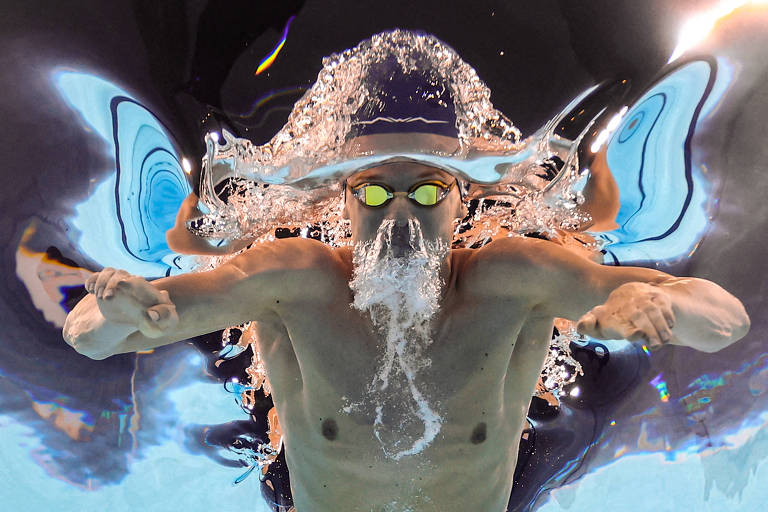 O francês Léon Marchand nada na prova dos 200 m medley, na qual ganhou o ouro nos Jogos Olímpicos de Paris