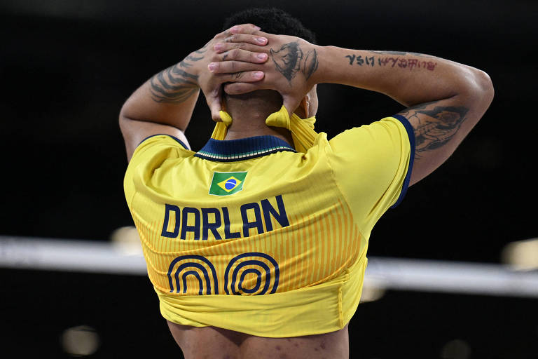 Darlan, oposto da seleção de vôlei, com as mãos na cabeça depois da derrota para os EUA nas quartas de final das Olimpíadas de Paris