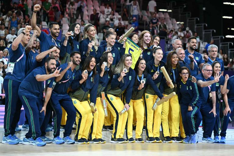 Seleção feminina de vôlei recebe a medalha de bronze após bater a Turquia