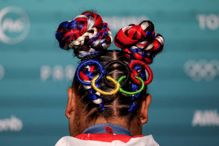 Retrato do detalçhe do penteado de uma atleta com as cores do seu país, a Grã-Bretanha, e no formato dos anéis olímpicos.