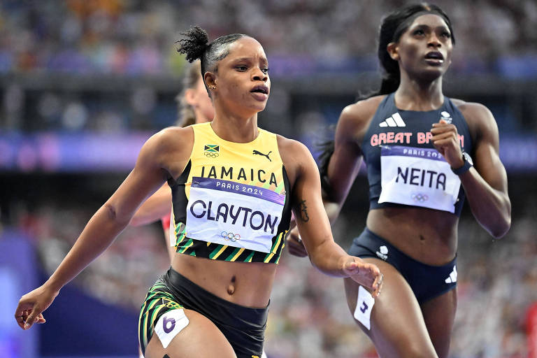 Tia Clayton parrece insatisfeita na chegada da final dos 100 metros rasos nas Olimpíadas de Paris, na qual terminou em sétimo e penúltimo lugar  