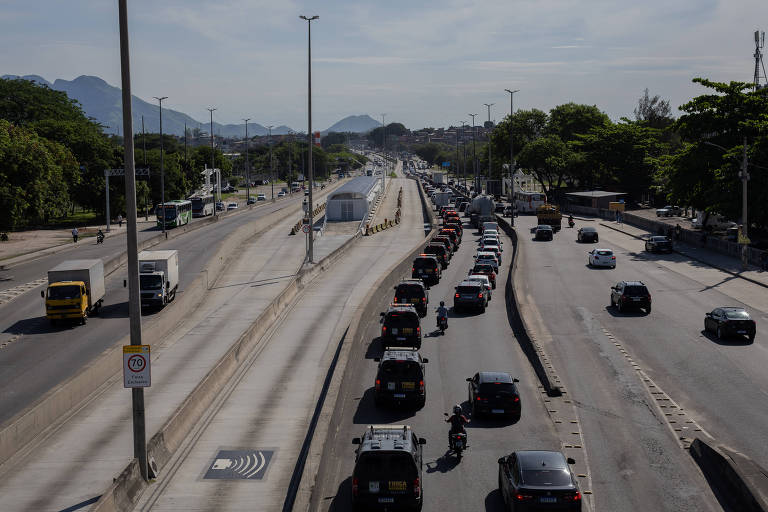 Movimentação de veículos na avenida Brasil, na altura de Fazenda Botafogo, zona norte do Rio, em foto de 2023
