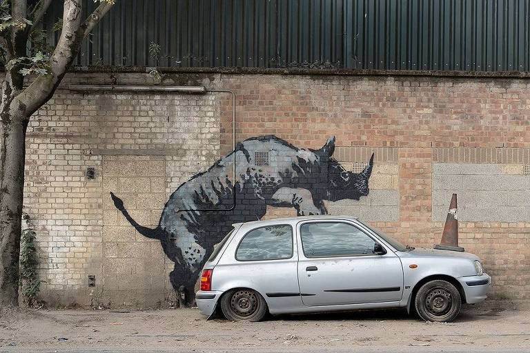 Banksy pinta rinoceronte sobre carro em Londres