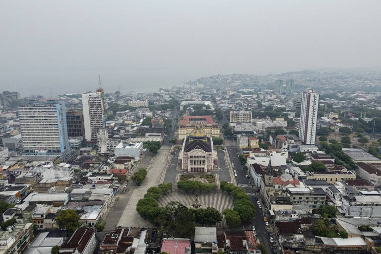 Edifícios do centro de Manaus vistos de cima com o céu coberto de fumaça cinza