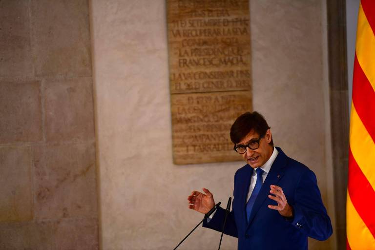 O novo presidente da Catalunha, Salvador Illa, discursa no palácio do governo regional, em Barcelona