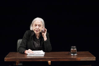 Atriz Fernanda Montenegro ensaia  no palco do Theatro Municipal  sua leitura dramatica sobre escritor e dramaturgo Nelson  Rodrigues pouco antes do inicio de sua apresentacao