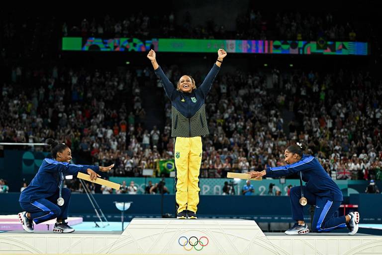 Rebeca Andrade, medalhista de ouro no solo, ao lado de Simone Biles (prata) e Jordan Chiles (bronze), ambas dos EUA