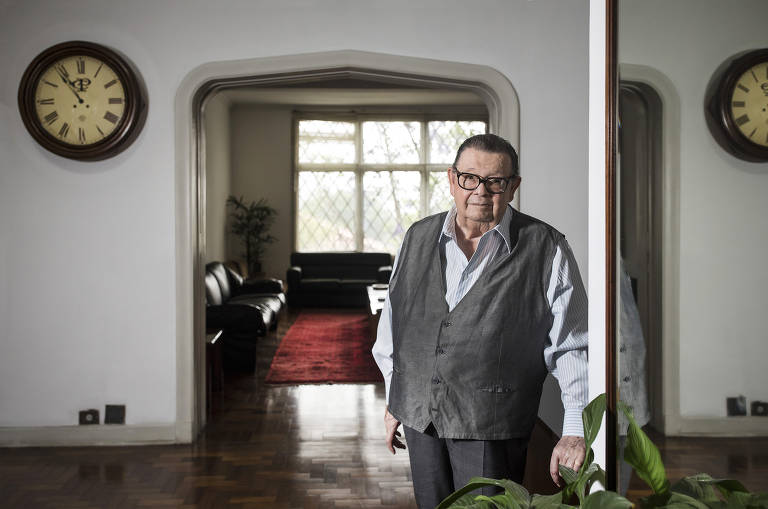 Foi casado com Mercedes Saporski Delfim, que morreu em 2011. Teve uma filha, Fabiana Delfim, e um neto, Rafael