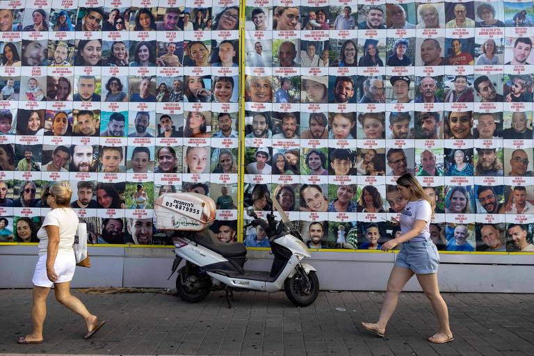 Fotografias em Tel Aviv dos reféns feitos pelo Hamas em Israel