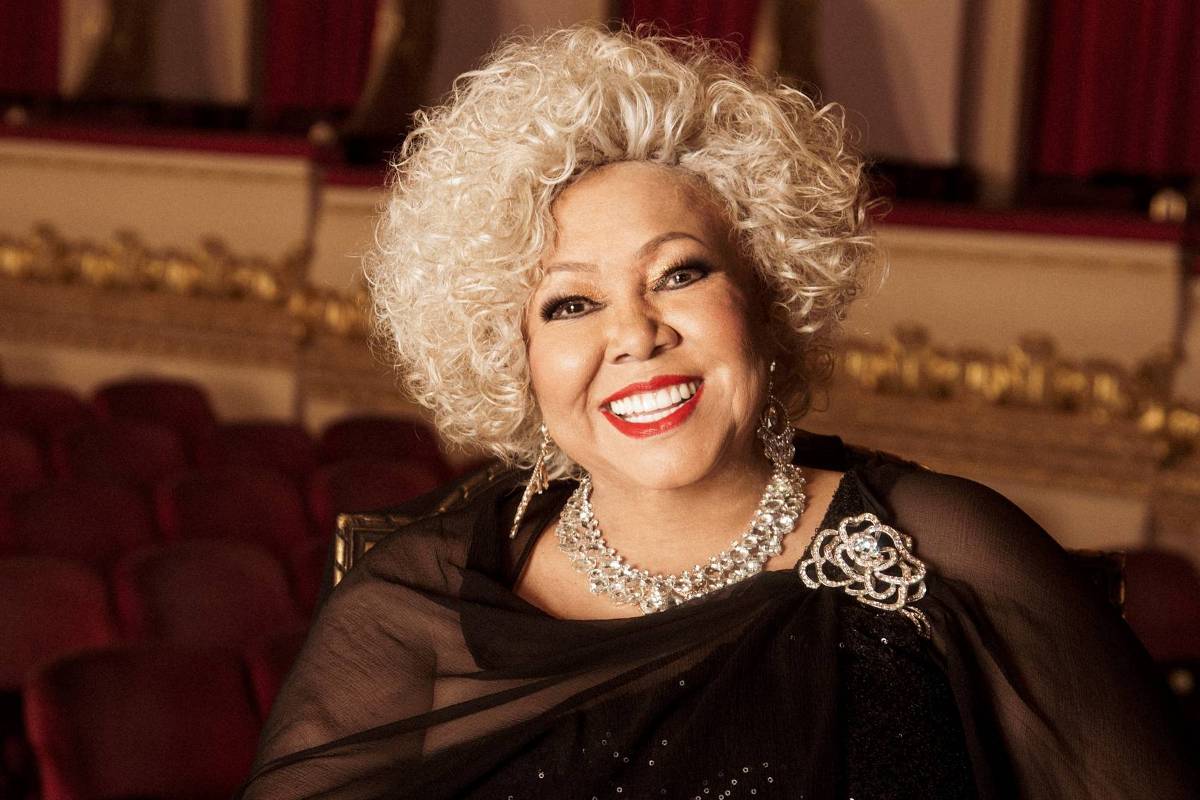 Alcione surpreende fã com visita à sua casa em Campina Grande