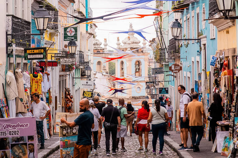 público caminha em meio a cidade colonial