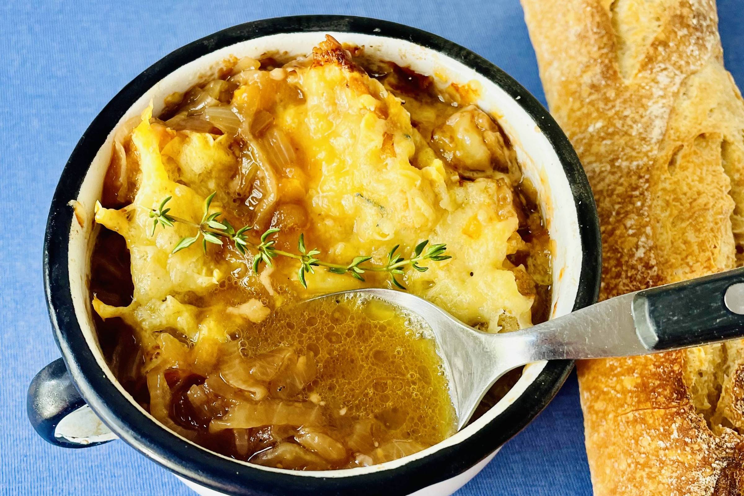 Sopa francesa de cebola é refeição revigorante para noites frias