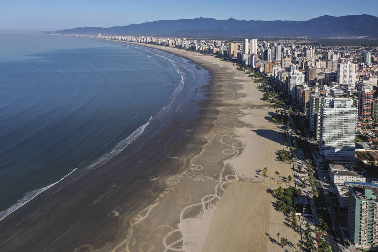 Vista aérea da praia; a orla tem muitos prédios