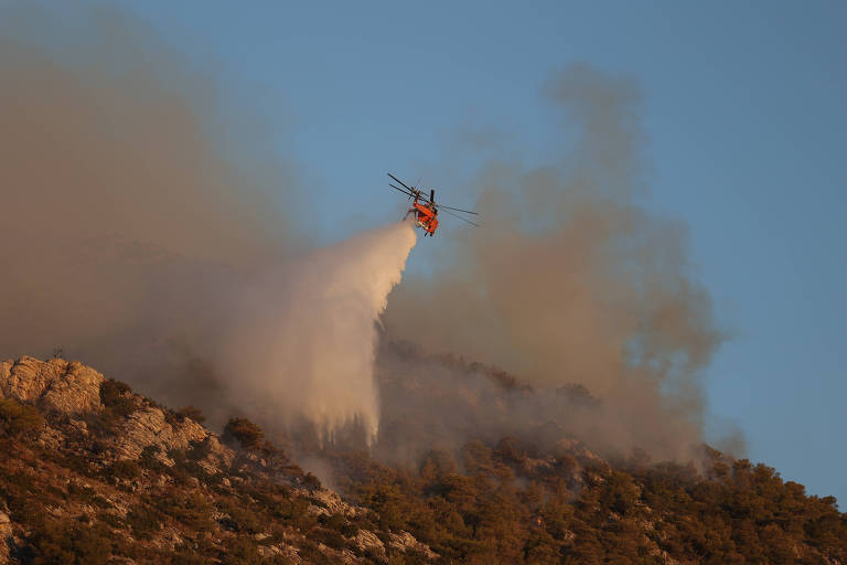 Helicóptero de combate a incêndios perto de Nea Makri, a leste de Atenas