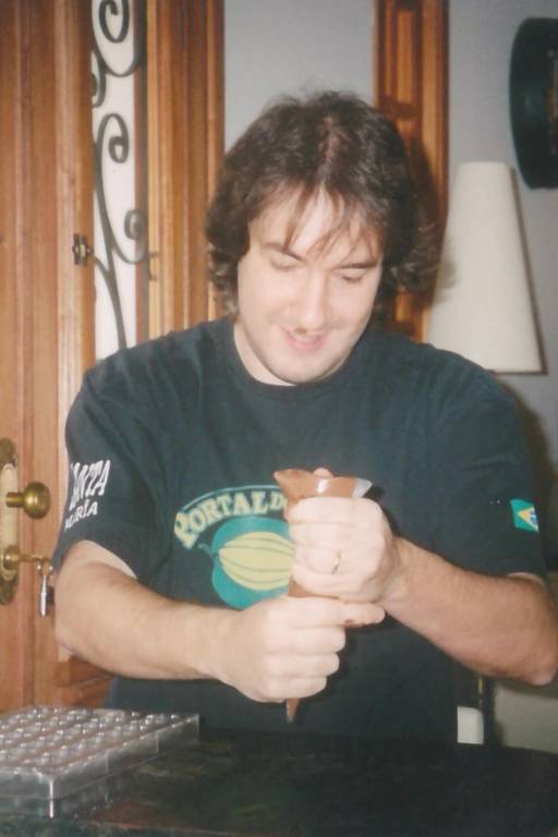 Alê Costa na juventude, com bisnaga de chocolate