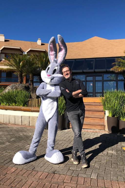 Alê Costa posa em um de seus resorts no interior paulista