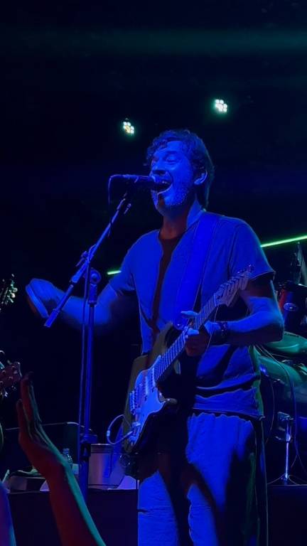 Alê Costa canta em sua banda, a Cacau Groove