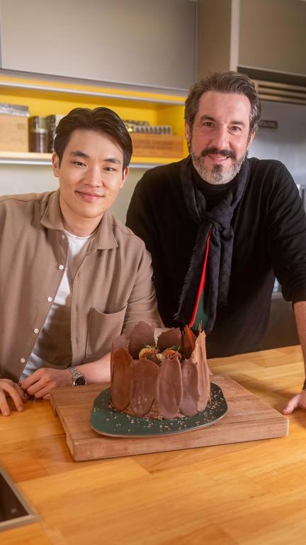 Alê Costa com o confeiteiro Arthur Paek