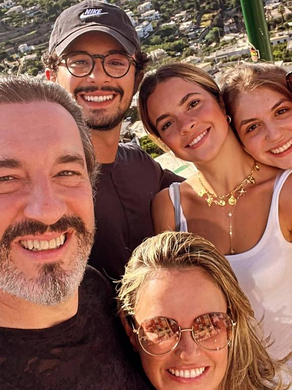 Alê Costa posa com a família