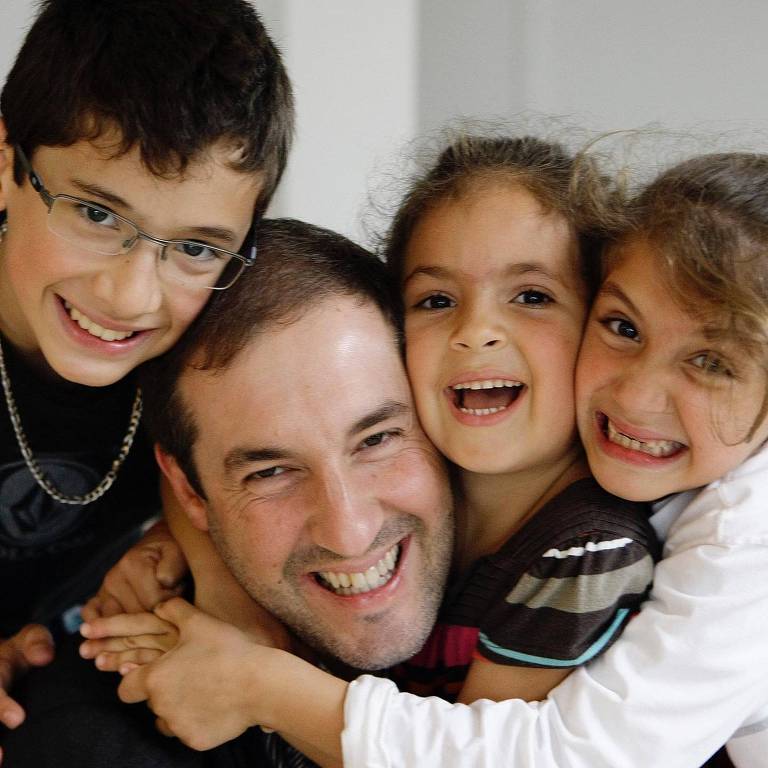 Alê Costa com os filhos ainda pequenos