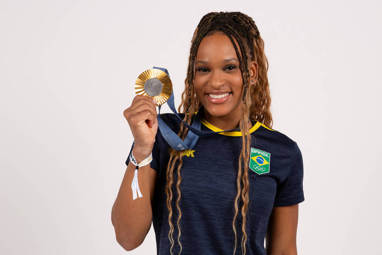 Mulher com medalha na mão