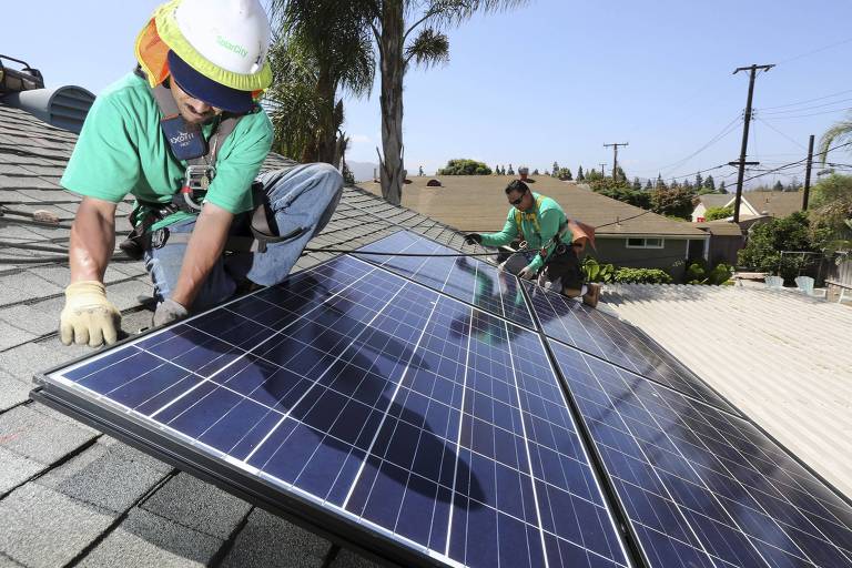 Painéis solares sendo instalados em residência na cidade de Camarillo, Califórnia, Estados Unidos