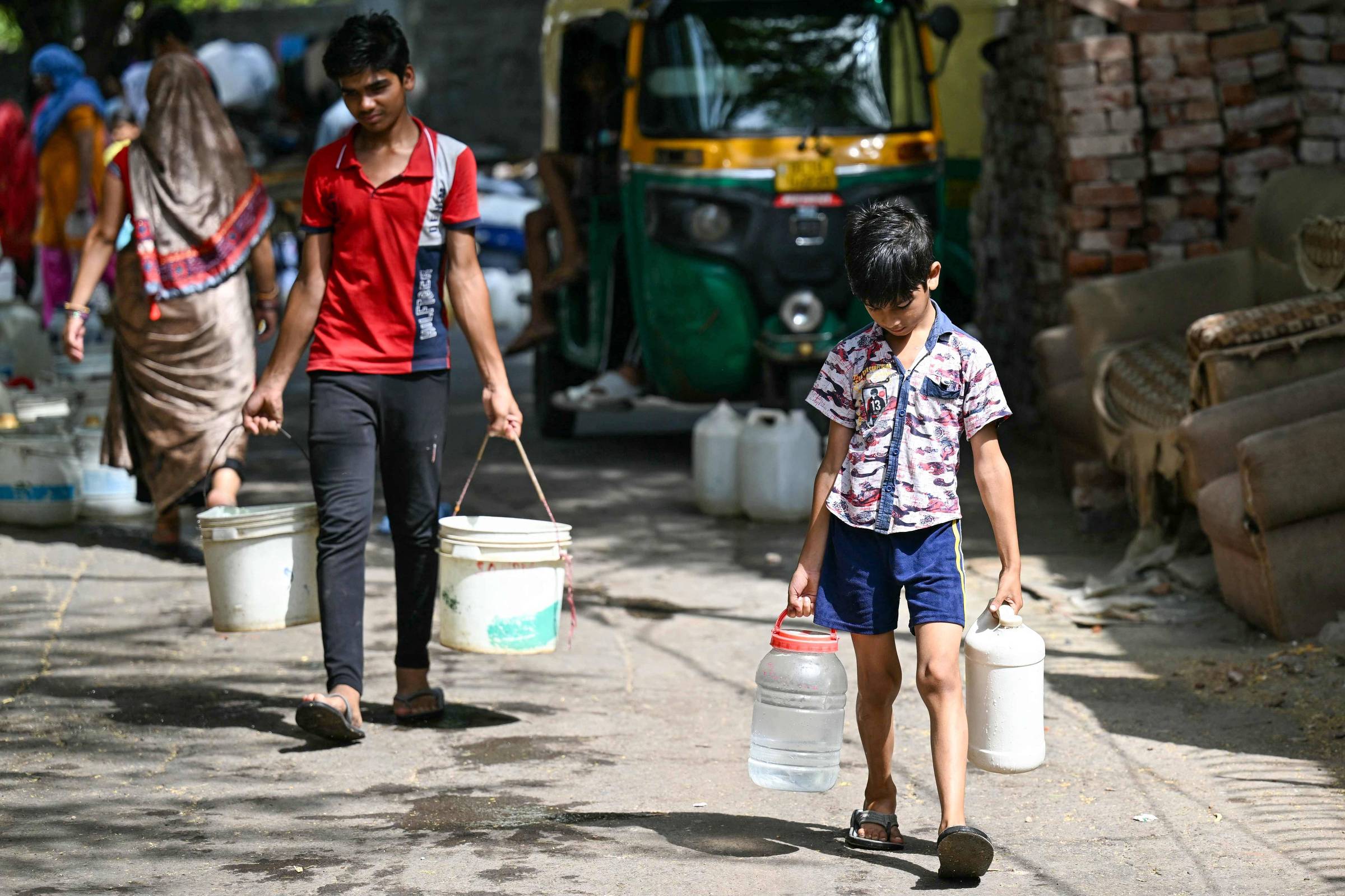 Quase meio bilhão de crianças vivem o dobro de dias de calor extremo que avós enfrentaram, diz Unicef