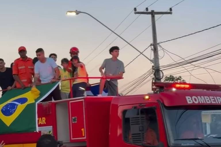 Em foto colorida, jovem desfila em cima de um carro do Corpo de Bombeiros em Imperatriz